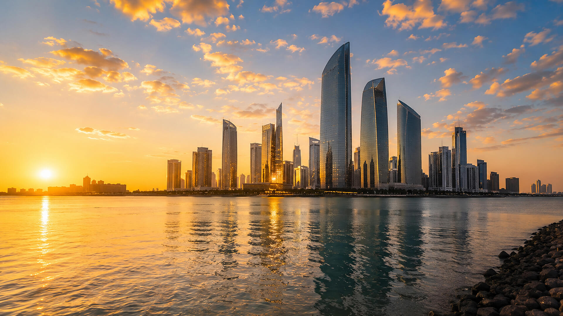 Frente marítima de Abu Dhabi ao entardecer com um dhow tradicional